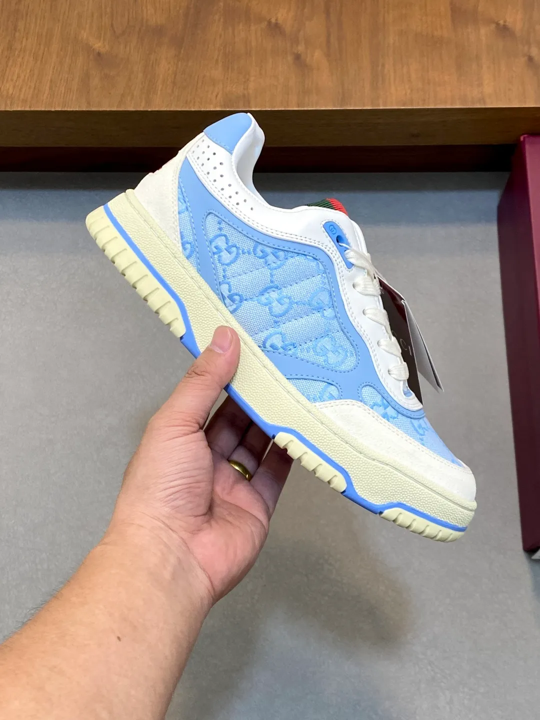 Men's Shoes 💰660 𝐆𝐮𝐜𝐜𝐢 𝐑𝐞-𝐖𝐞𝐛 As the first sneaker created by Sabato De Sarno for Gucci, the Re-Web series reinterprets the brand's classic stripes and sets off the modern silhouette design with bold and unique details. These shoes are crafted from white leather. This new sneaker is ingeniously decorated with many of the brand's classic details, and is equipped with a bright red and green webbing tongue, which will make people fall in love at first sight. White leather treated with a special process for softness and luster, with an embossed grainy texture. Script Gucci logo and interlocking G web label with Interlocking G and script Gucci logo. Rubber outsole with interlocking G detail eyelets. Web tongue. Size: 39-44 (customized for sizes 38 and 45)